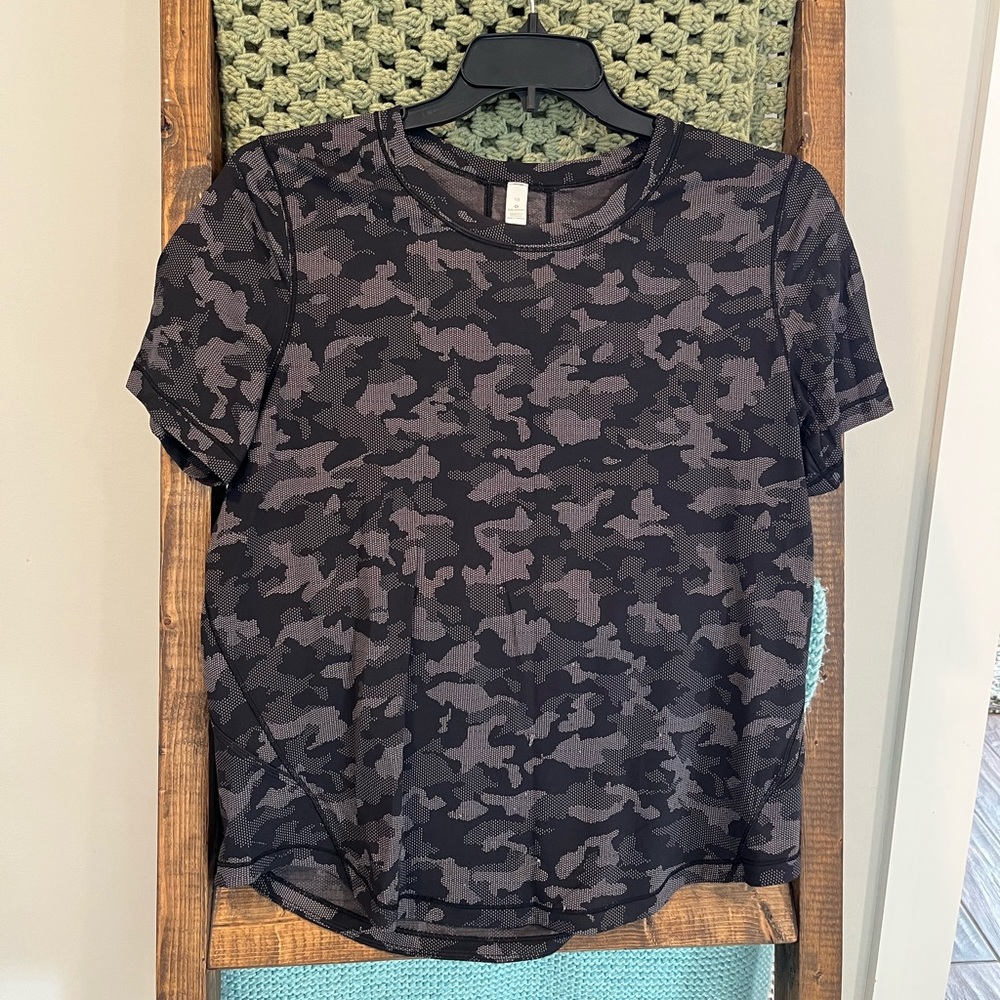 LULULEMON T-SHIRT